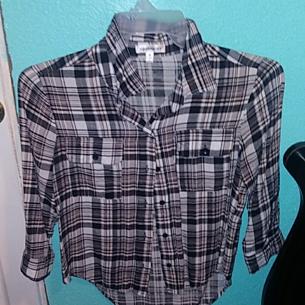 A plaid bottom top (black, greyish, white)